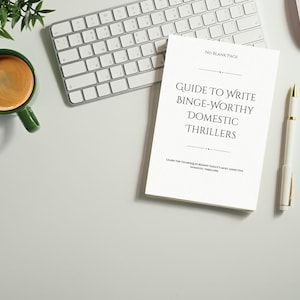 Op de afbeelding: Een witte bureau-opstelling met een toetsenbord, muis en een boek getiteld "Guide to Write Binge-Worthy Domestic Thrillers". Een groene mok met koffie en een pen staan ook op het bureau. De ondertitel van het boek luidt: "Leer de technieken achter de meest verslavende binnenlandse thrillers van vandaag."