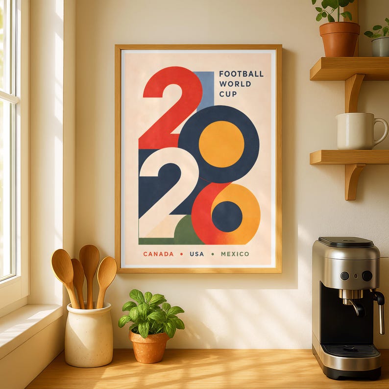 Pu&ograve; includere: Un poster incorniciato con un design retr&ograve; per la Coppa del Mondo di Calcio 2026, con il numero 2026 in forme rosse, bianche, blu e arancioni. Il testo "FOOTBALL WORLD CUP" e i paesi "CANADA &bull; USA &bull; MEXICO" sono visibili.
