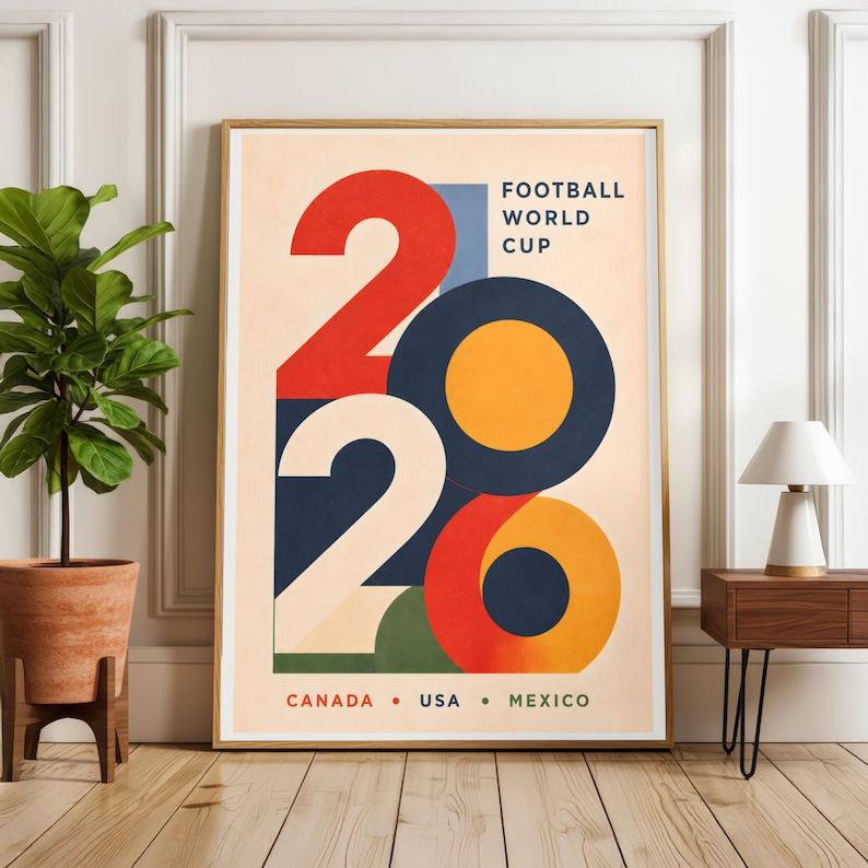 Pu&ograve; includere: Poster incorniciato con un design geometrico per la Coppa del Mondo di Calcio 2026. Il poster presenta il numero 2026 in rosso, bianco e blu navy, con un cerchio arancione. Il testo "FOOTBALL WORLD CUP" &egrave; in alto e "CANADA &bull; USA &bull; MEXICO" in basso.