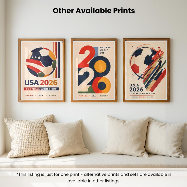 Pu&ograve; includere: Tre stampe incorniciate con disegni a tema calcistico. Le stampe presentano un pallone da calcio, il testo "USA 2026" e "Football World Cup". La tavolozza dei colori comprende rosso, blu, giallo e bianco. Le stampe sono esposte sopra cuscini beige.