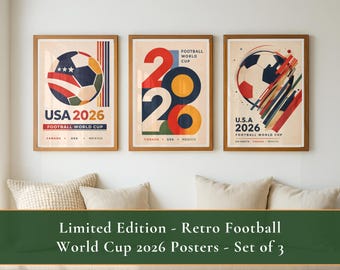 Può includere: Set di tre poster incorniciati in stile retrò. Ogni poster presenta un design calcistico con il testo "USA 2026" e "Football World Cup". I poster hanno un'estetica vintage con una palette di colori neutri e cornici in legno.