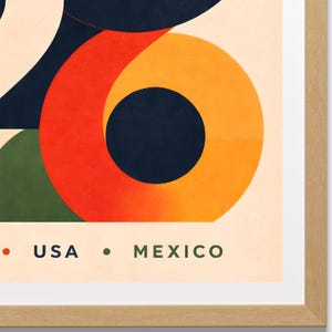 Pu&ograve; includere: Stampa artistica astratta con un grande design circolare arancione e rosso e un centro blu scuro. La stampa include il testo "USA &bull; MEXICO" in stile minimalista, su sfondo crema, incorniciata in legno chiaro.