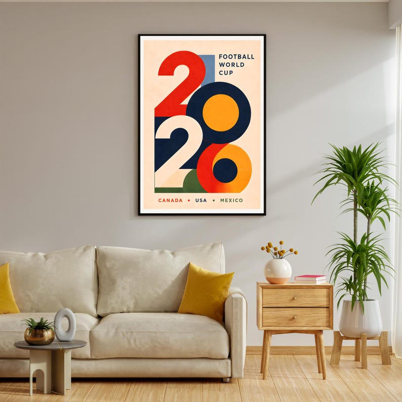 Pu&ograve; includere: Un poster incorniciato con il testo "2020" in grandi numeri colorati. Il poster include anche le parole "FOOTBALL WORLD CUP" e i paesi "CANADA USA MEXICO". Il poster &egrave; esposto sopra un divano beige.