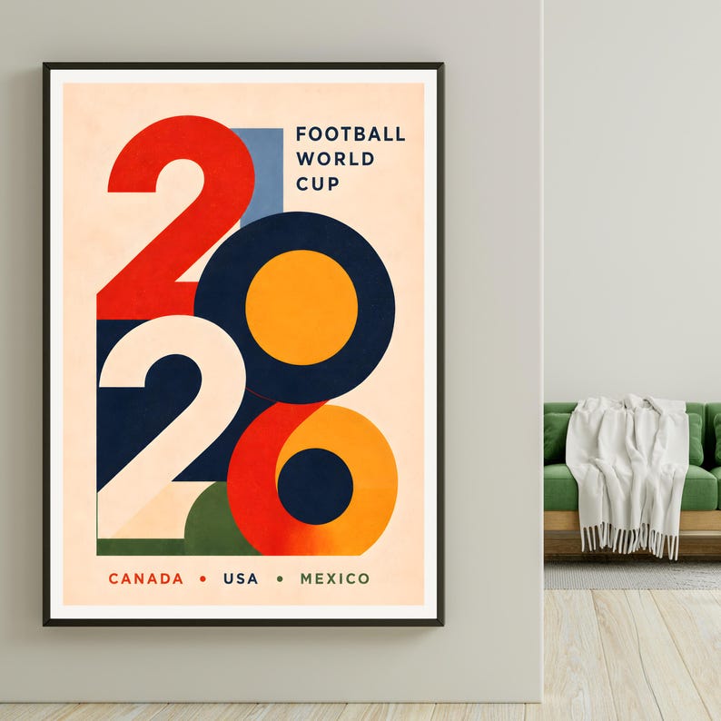Pu&ograve; includere: Un poster incorniciato con un design retr&ograve; per la Coppa del Mondo di Calcio 2026. Il poster presenta il numero "26" in forme rosse, bianche e arancioni, con il testo "Football World Cup" e i paesi ospitanti: Canada, USA e Messico.
