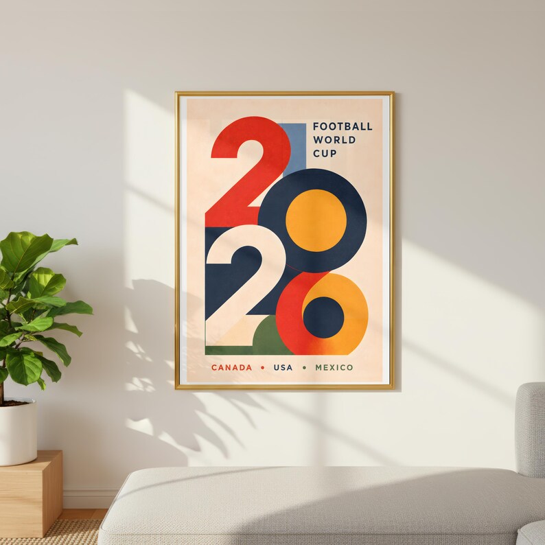 Pu&ograve; includere: Un poster incorniciato con un bordo dorato. Il poster presenta il numero "2020" in forme geometriche audaci e colorate. Il testo in alto recita "FOOTBALL WORLD CUP", e in basso, "CANADA &bull; USA &bull; MEXICO". Lo sfondo &egrave; beige chiaro.
