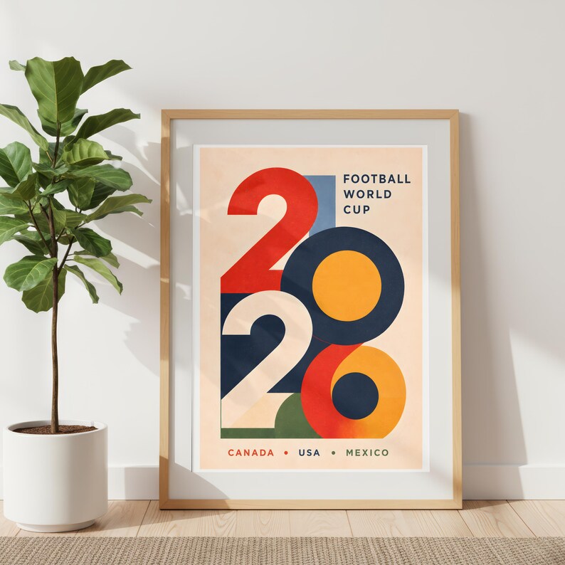 Pu&ograve; includere: Un poster incorniciato con sfondo beige chiaro. Il poster presenta il numero "2026" in forme audaci e colorate: rosso, blu navy, arancione e verde. Il testo "FOOTBALL WORLD CUP" &egrave; sopra i numeri e "CANADA &bull; USA &bull; MEXICO" &egrave; sotto.