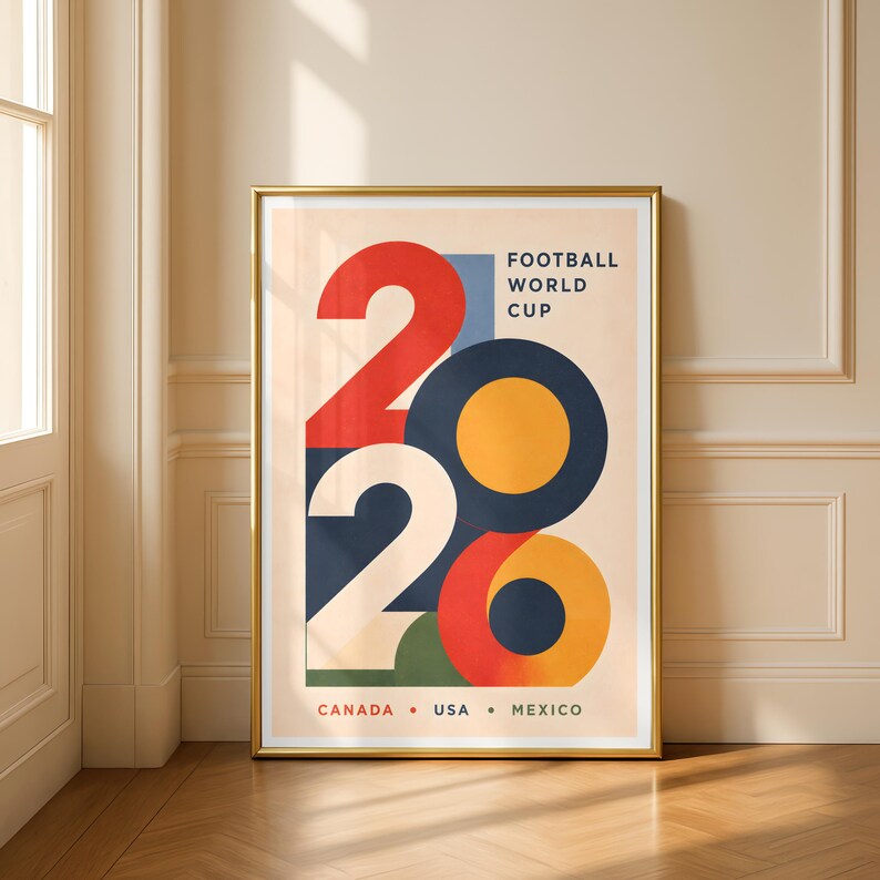 Pu&ograve; includere: Un poster incorniciato con una cornice dorata. Il poster presenta il numero "2026" in forme grandi, audaci e colorate. Le parole "FOOTBALL WORLD CUP" sono in alto e "CANADA &bull; USA &bull; MEXICO" in basso.