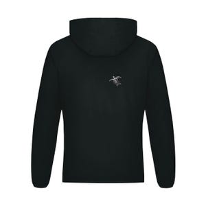 Può includere: Felpa con cappuccio nera con una piccola e dettagliata grafica di tartaruga sul petto sinistro. La felpa ha un cappuccio con coulisse e maniche lunghe. La grafica della tartaruga è di un colore più chiaro, in contrasto con il tessuto nero.