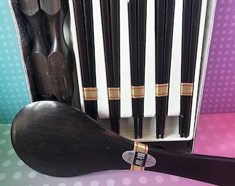 Premium zwarte sandelhouten eetstokjes met het label 'Kokutan' (ebbenhout) en 'Tokusen' eetstokjes en lepel
