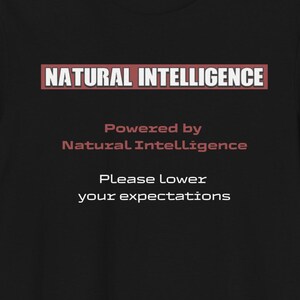 Impulsado por la Inteligencia Natural – Camiseta orgánica con humor sobre IA tecnológica