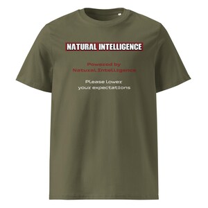 Könnte beinhalten: Olivgrünes T-Shirt mit dem Text "NATURAL INTELLIGENCE" in einem rot umrandeten Feld. Darunter steht "Powered by Natural Intelligence" und "Please lower your expectations" in weißer Schrift.
