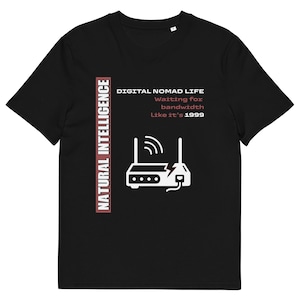 Può includere: T-shirt nero con grafica bianca di un router e testo. Il testo recita "DIGITAL NOMAD LIFE Waiting for bandwidth Like it's 1999". Un testo verticale a sinistra dice "NATURAL INTELLIGENCE".