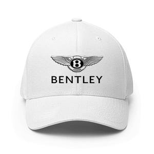 Op de afbeelding: Een witte baseballcap met het zwarte Bentley-logo. Het logo bevat een gevleugeld embleem met het nummer 8 erin, en de merknaam staat eronder. De cap heeft een gebogen klep en een gestructureerde kroon.