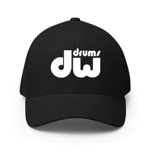 Op de afbeelding: Zwarte baseballcap met de witte tekst "dw drums" op de voorkant. De pet heeft een gebogen klep en een gestructureerde pasvorm. Een klassieke stijl hoed, voor muziekliefhebbers.