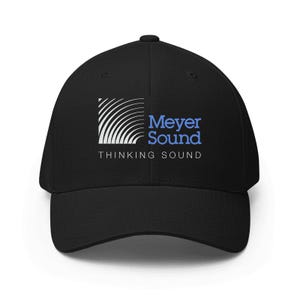 Può includere: Cappellino da baseball nero con visiera curva. Il cappellino presenta il logo Meyer Sound in bianco e blu, con la scritta "THINKING SOUND" sottostante. Il cappellino è realizzato in un materiale morbido e resistente.