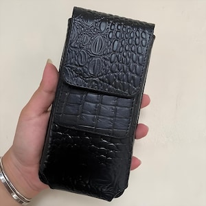 Estojo de cinto para celular masculino em couro legítimo com estampa de crocodilo.