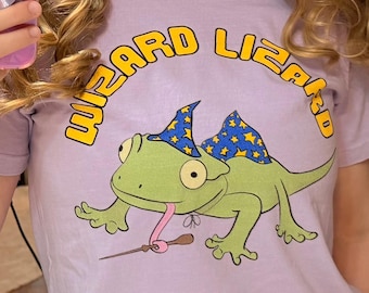 魔法使いトカゲTシャツ | 風変わりな漫画風帽子をかぶったトカゲのグラフィックTシャツ