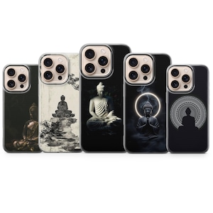 Puede incluir: Una colección de cinco fundas para teléfono con diseños de Buda. Las fundas muestran varias representaciones artísticas de Buda, incluyendo esculturas y siluetas detalladas, en tonos de negro, blanco y dorado. Las fundas están diseñadas para un smartphone moderno.