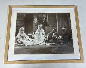 Fotografia d'epoca di Abdullah Frères, 1865, raffigurante donne turche con ventagli, scattata dai fratelli Abdullah a Istanbul. Carta fotografica e cornice in legno, 53 x 43 cm.