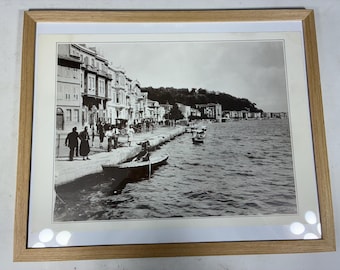 Fotografía antigua de Abdullah Frères, 1870, Büyükdere, Estambul, impresa en papel fotográfico antiguo y enmarcada con un marco de madera natural de 43 x 53 x 1,3 cm.