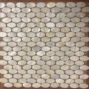 Puede incluir: Un letrero de madera rústica con el texto "Welcome to our home" en letras blancas. El letrero presenta un acabado envejecido y un diseño simple y acogedor, ideal para la decoración de la entrada.