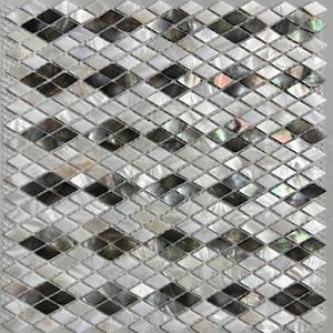 Op de afbeelding: Een mozaïektegelplaat met een herhalend ruitpatroon. De tegels zijn een mix van wit, iriserend en donkergrijs, waardoor een glinsterend effect ontstaat. De tegels zijn gerangschikt op een gaasrug, geschikt voor wand- of vloertoepassingen.