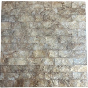 Puede incluir: Azulejo de pared decorativo cuadrado con un patrón de mosaico. Los azulejos son rectangulares y están dispuestos en un patrón similar a un ladrillo. El color es una mezcla de beige, crema y marrón claro, con un acabado brillante y nacarado. Los azulejos tienen una superficie texturizada.