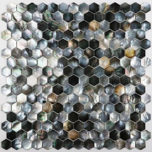 Puede incluir: Un letrero de madera hecho a mano con el texto "Welcome to our home" en un estilo manuscrito. El letrero pintado de blanco presenta letras negras y un acabado envejecido, ideal para la decoración del hogar.