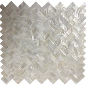 Può includere: Lastra di piastrelle a mosaico quadrate con motivo a spina di pesce. Le piastrelle sono di un bianco perlaceo con sottili variazioni di colore e consistenza, creando un effetto scintillante. Ideale per alzatine o pareti decorative.