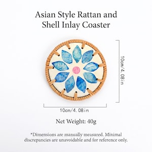 Könnte beinhalten: Ein runder Untersetzer mit einem Rattankranz und einer zentralen Einlage mit blauem Blütenblattmuster und einem rosa Mittelpunkt. Der Text lautet Asian Style Rattan and Shell Inlay Coaster. Er misst 10 cm und wiegt 40 g.