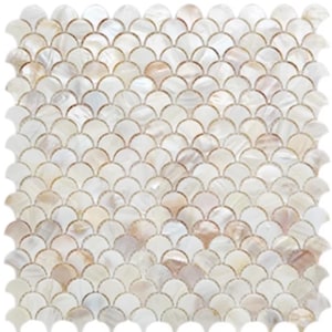 Puede incluir: Una lámina de mosaico cuadrada con un patrón repetitivo de baldosas en forma de abanico. Las baldosas son principalmente blancas con sutiles variaciones de beige y tonos iridiscentes, creando un efecto nacarado. Las líneas de lechada son de color beige claro.