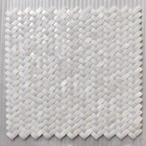 Può includere: Una piastrella a mosaico quadrata, tessuta con un motivo a spina di pesce. Le tessere sono di un bianco perlaceo, creando un effetto scintillante. Il design è composto da piccoli pezzi rettangolari, che gli conferiscono un aspetto strutturato. Adatto a progetti di interior design.