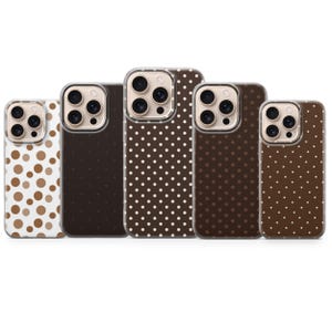 Op de afbeelding: Vijf telefoonhoesjes met verschillende bruine en witte stippenpatronen. De hoesjes hebben een transparante rand en zijn ontworpen voor een smartphone, met zichtbare camera-uitsparingen.