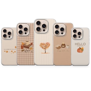Op de afbeelding: Vijf smartphonehoesjes met herfstthema. De eerste heeft vallende bladeren en tekst. De tweede een ruitpatroon met een boek, mok en bril. De derde een hartvormige boom. De vierde pantoffels, een kaars en een mok. De vijfde een pompoen en de tekst HELLO autumn.