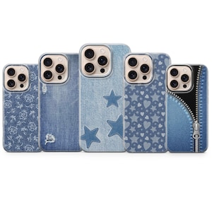 Op de afbeelding: Vijf telefoonhoesjes in denimstijl met verschillende ontwerpen. De hoesjes hebben patronen zoals rozen, distressed denim, sterren, harten en een rits. Elke hoes heeft een transparante rand rond de camera.