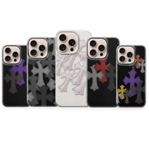 Peut inclure: Une collection de cinq coques de téléphone avec des motifs de croix. Les coques présentent différentes couleurs, dont le violet, le gris, le rouge et le jaune, sur des fonds noirs et blancs. Les croix ont un aspect cousu.