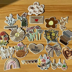 Toppe ricamate beige: disegni da cucire o stirare