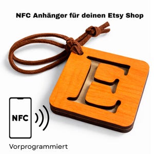 Könnte beinhalten: Eine weiße Keramik-Tasse mit schwarzem Henkel und dem Text "But First, Coffee" in schwarzer, handschriftlicher Schrift. Die Tasse steht auf einer weißen Oberfläche.