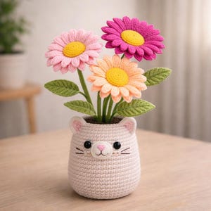 Peut inclure: Une tasse en céramique blanche avec une anse noire et le texte "But First, Coffee" en gras noir. La tasse est posée sur un fond flou, suggérant un cadre chaleureux.