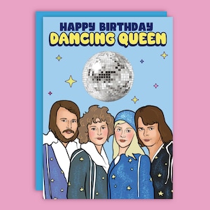 Puede incluir: Tarjeta de cumpleaños con fondo azul claro y las palabras "HAPPY BIRTHDAY DANCING QUEEN" en amarillo. La tarjeta presenta una bola de discoteca y una ilustración de dibujos animados de una banda.