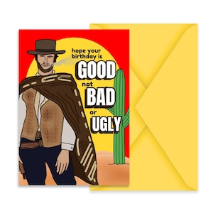 Könnte beinhalten: Eine Grußkarte mit einem Cartoon-Cowboy in braunem Hut, Poncho und Weste, der in einer Wüste neben einem grünen Kaktus steht. Der Text lautet: hope your birthday is GOOD not BAD or UGLY. Die Karte wird mit einem gelben Umschlag geliefert.