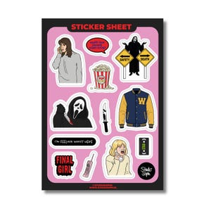 Peut inclure: Une planche d'autocollants avec des illustrations sur le thème de l'horreur, incluant une personne au téléphone, un seau de pop-corn, un personnage masqué, des panneaux SAFETY et DEATH, une veste universitaire, un couteau et FINAL GIRL.