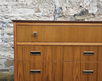 Cómoda de teca de cuatro cajones de mediados de siglo – Detalles en latón, estilo escandinavo