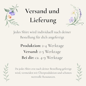 Op de afbeelding: Een cr&egrave;mekleurige informatieve afbeelding met de Duitse tekst 'Versand und Lieferung' bovenaan, gevolgd door details over productie- en verzendtijden, versierd met delicate aquarel bloemenillustraties in de hoeken van het ontwerp.