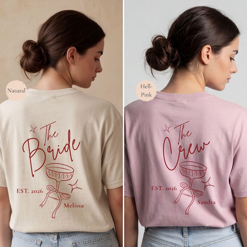 Op de afbeelding: Twee t-shirts met korte mouwen in natuurlijke en lichtroze kleuren. De achterkant van elk shirt heeft rode tekst met The Bride of The Crew, een afbeelding van een glas op een voet met een lint, de tekst EST. 2026 en een naam, Melissa of Sandra.