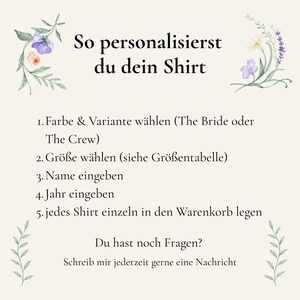 Op de afbeelding: Een instructieafbeelding op een cr&egrave;mekleurige achtergrond met bloemillustraties in de hoeken. De tekst luidt: So personalisierst du dein Shirt, 1. Farbe & Variante w&auml;hlen (The Bride oder The Crew), 2. Gr&ouml;&szlig;e w&auml;hlen (siehe Gr&ouml;&szlig;entabelle), 3. Name eingeben, 4. Jahr eingeben, 5. jedes Shirt einzeln in den Warenkorb legen, Du hast noch Fragen?, Schreib mir jederzeit gerne eine Nachricht.