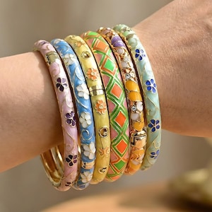 Bracciale rigido floreale in smalto cloisonné, gioiello colorato di ispirazione vintage, regalo per donna