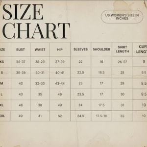 Puede incluir: Una tabla de tallas beige con texto negro titulada SIZE CHART y US WOMEN'S SIZE IN INCHES. La tabla enumera medidas en pulgadas para tallas de XS a XXL, incluyendo columnas para busto, cintura, cadera, mangas, hombros, largo de camisa y pu&ntilde;os.