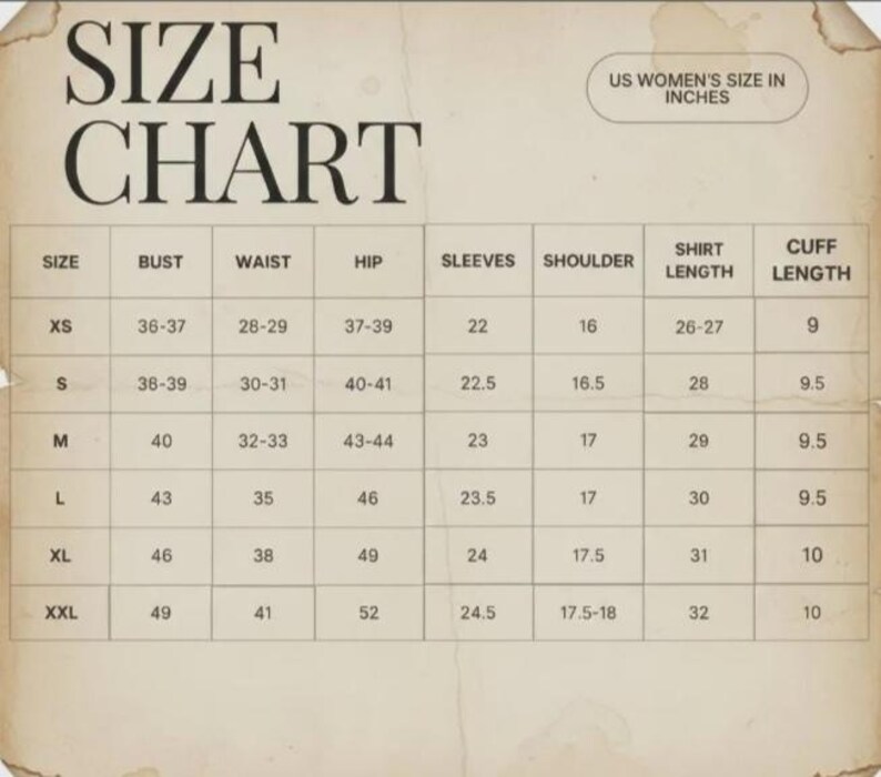 Puede incluir: Una tabla de tallas beige con texto negro titulada SIZE CHART y US WOMEN'S SIZE IN INCHES. La tabla enumera medidas en pulgadas para tallas de XS a XXL, incluyendo columnas para busto, cintura, cadera, mangas, hombros, largo de camisa y pu&ntilde;os.
