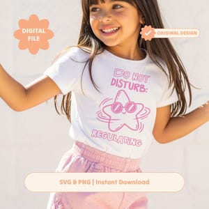 Puede incluir: Una camiseta blanca con el texto "DO NOT DISTURB: REGULATING" y un gráfico de estrella rosa con gafas de sol. La camiseta se combina con pantalones cortos rosas. La imagen también incluye el texto "SVG & PNG | Instant Download".